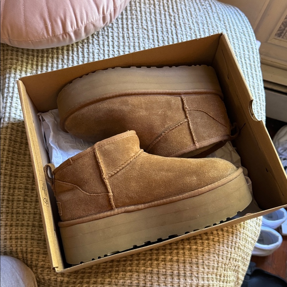 UGG women’s classic ultra mini platform, size 8 chestnut